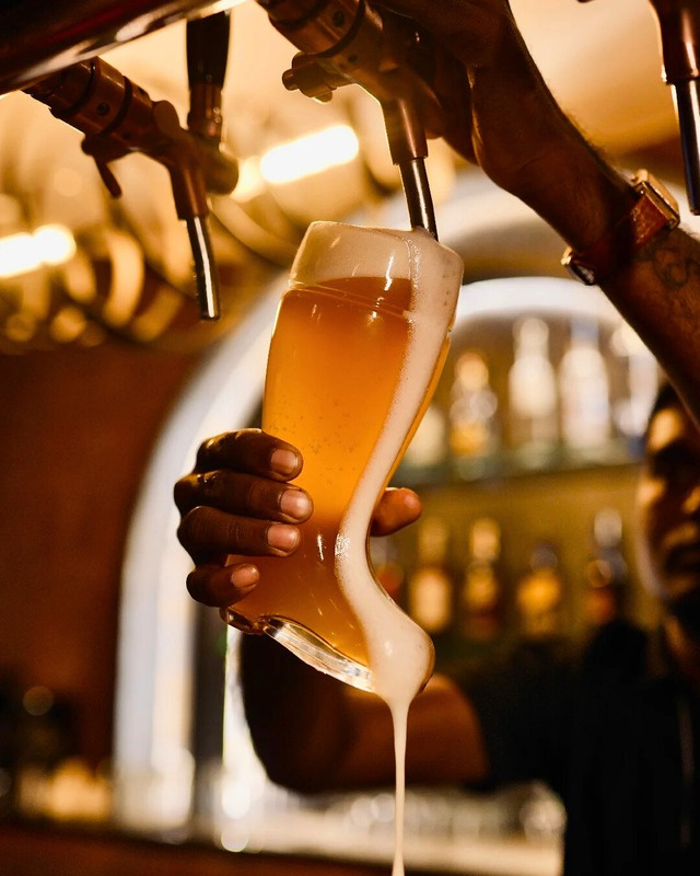 Beer tap pour